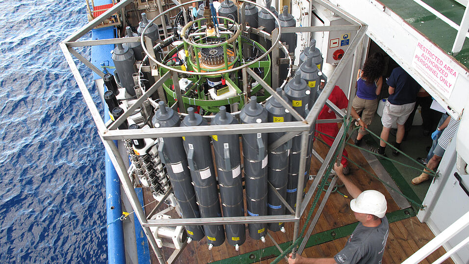 rosette sampling system used in the deep sea
