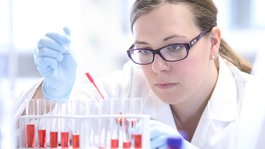 femal scientist in the lab